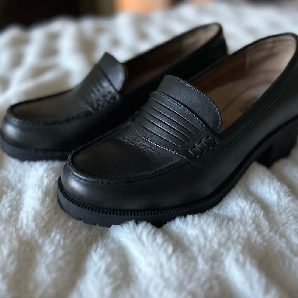 Like new ✨ Eastland Black Leather Slip-On Loafer